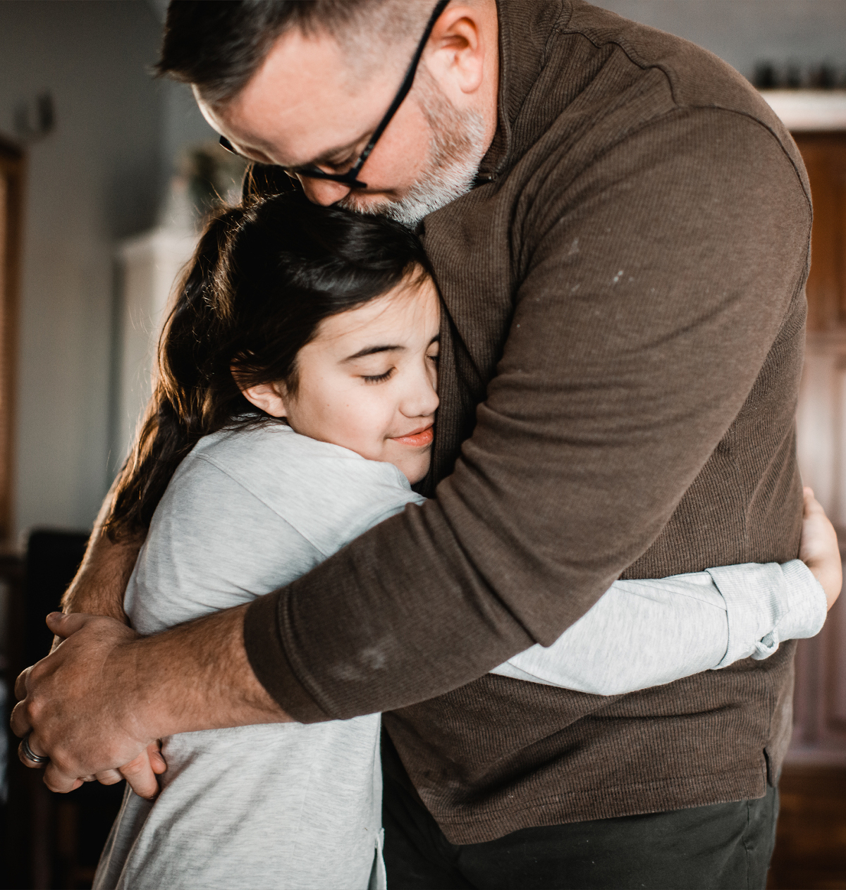 Father and daughter embrace during storytelling session with Melissa Lindquist Photography in Omaha.