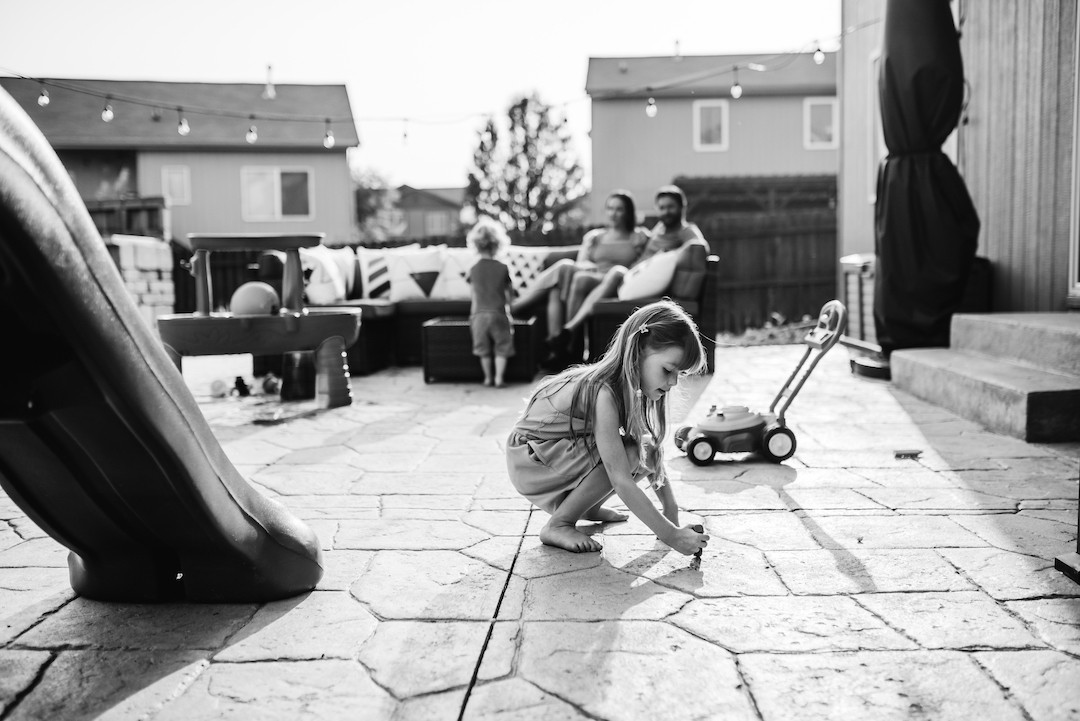 Relaxed lifestyle family photography session inside an Omaha home